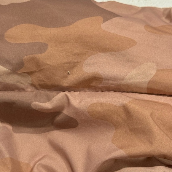 Fabletics Cloudshell Cropped Puffer Jacket XXS Beige Camo - Picture 15 of 15